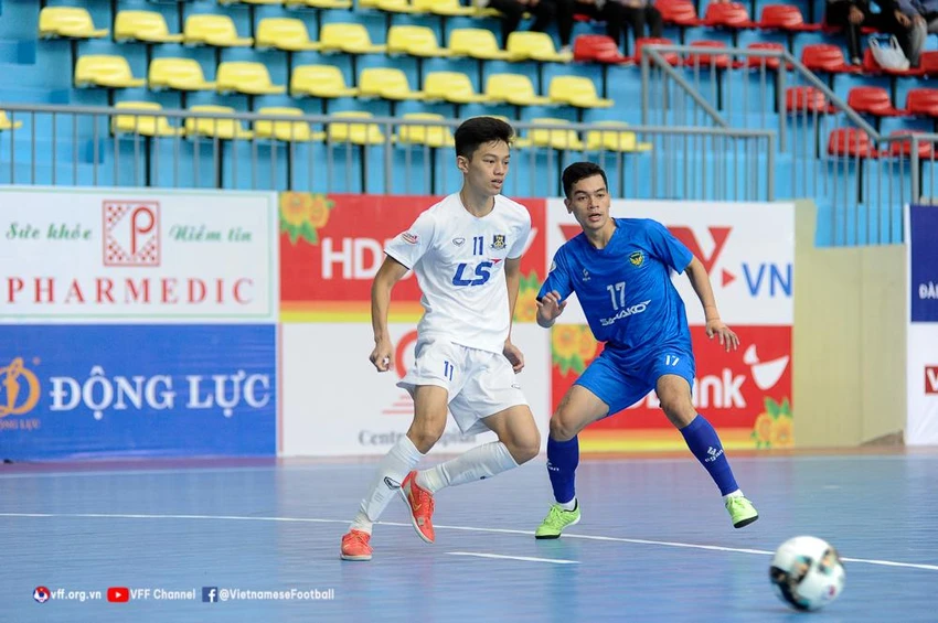 Sahako (xanh) không thể đánh bại được Thái Sơn Bắc có thầy ngoại Acosta. Ảnh: VOV Sahako (xanh) không thể đánh bại được Thái Sơn Bắc có thầy ngoại Acosta. Ảnh: VOV