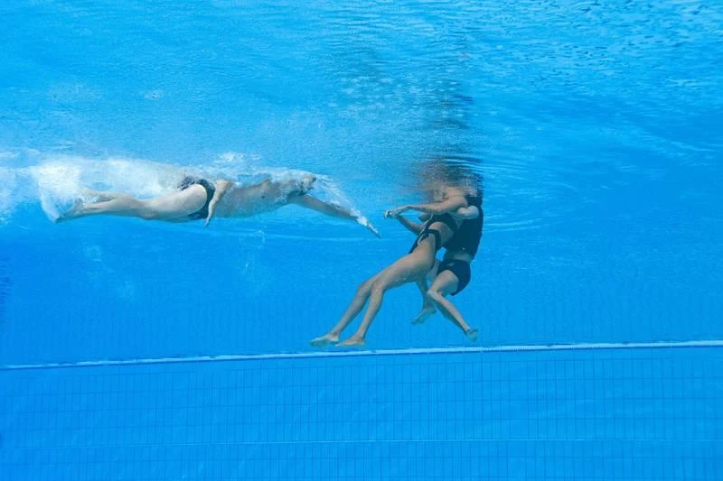 Alvarez bị ngừng thở trong vòng hai phút và chìm tự do xuống đáy hồ như kẻ đuối nước. Alvarez được vớt lên, cô nói rằng cô không muốn những bức ảnh này bị AFP đăng lên. ...Nhưng sau đó cô cảm thấy thú vị khi loạt hình được đăng, nhất là các HLV của đội Mỹ kịp thời cứu vớt cô nhờ camera robot lặn phía dưới ghi hình. Sau nỗi sợ hãi, Alvarez nhìn thấy một vẻ đẹp của thể thao, của tinh thần đồng đội đã cứu sống cô. Chỉ có trong thể thao đỉnh cao mới có sự phản ứng nhanh, tinh thần trách nhiệm và nhanh đến thế. Alvarez được đồng đội sơ cứu khi vừa trồi lên mặt nước. Nhiều VĐV Mỹ đã bật khóc vì nghĩ đồng đội của mình không qua khỏi. Đội y tế tiếp cận Alvarez ngay tức khắc. Nguyên nhân được xác định là Alvarez bị...chuột rút. Alvarez chìm tự do xuống đáy hồ.
