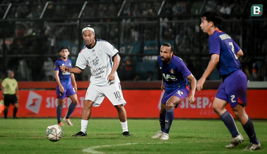 Pha tỉa bóng vẫn rất... Ronaldinho như ngày đỉnh cao làm xiếc ở Barcelona. Đã quái rồi, còn lại chơi chuyền bóng kiểu "lườm rau gắp thịt".