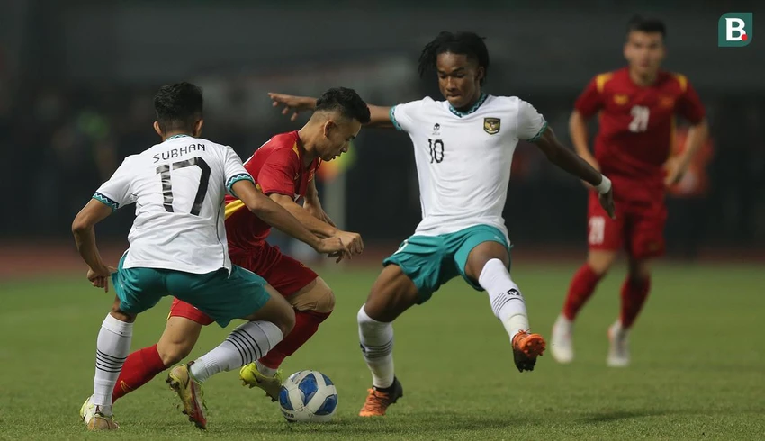 Ronaldo (10) chơi tuyến đầu, song anh lại hay mắc bẫy việt vị mà hàng phòng ngự U-19 VN giăng ra. Để lửa cháy kiểu này trên khán đài, sân Patriot Candrabhaga sẽ phải chờ án phạt từ AFF. Nguyễn Giản Tân của U-19 VN trong pha tranh chấp với hậu vệ Rudianto. Đội trưởng Khuất Văn Khang trong pha không chiến với Arkhan Fikri. Bảo Long với một pha tranh chấp. Bóng đá Indonesia cũng có "đặc sản pháo sáng" như Lạch Tray. Pháo sáng đốt trên khán đài khi trận đấu đang diễn ra là không thể thoát tội rồi.