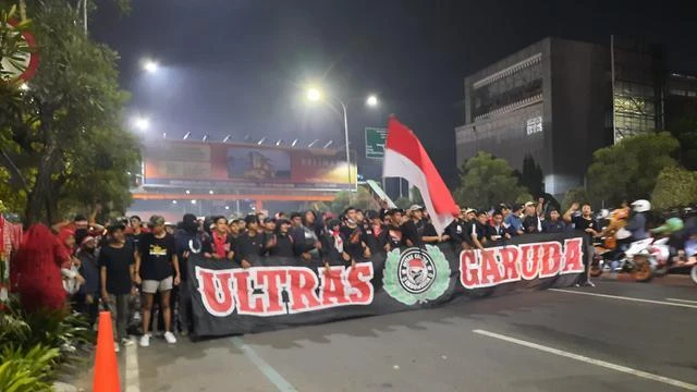 Các nhóm fan Ultras Indonesia tập trung trước sân Patriot Candrabhaga trước trận. Ronaldo (10) chơi tuyến đầu, song anh lại hay mắc bẫy việt vị mà hàng phòng ngự U-19 VN giăng ra. Để lửa cháy kiểu này trên khán đài, sân Patriot Candrabhaga sẽ phải chờ án phạt từ AFF. Nguyễn Giản Tân của U-19 VN trong pha tranh chấp với hậu vệ Rudianto. Đội trưởng Khuất Văn Khang trong pha không chiến với Arkhan Fikri. Bảo Long với một pha tranh chấp. Bóng đá Indonesia cũng có "đặc sản pháo sáng" như Lạch Tray. Pháo sáng đốt trên khán đài khi trận đấu đang diễn ra là không thể thoát tội rồi.
