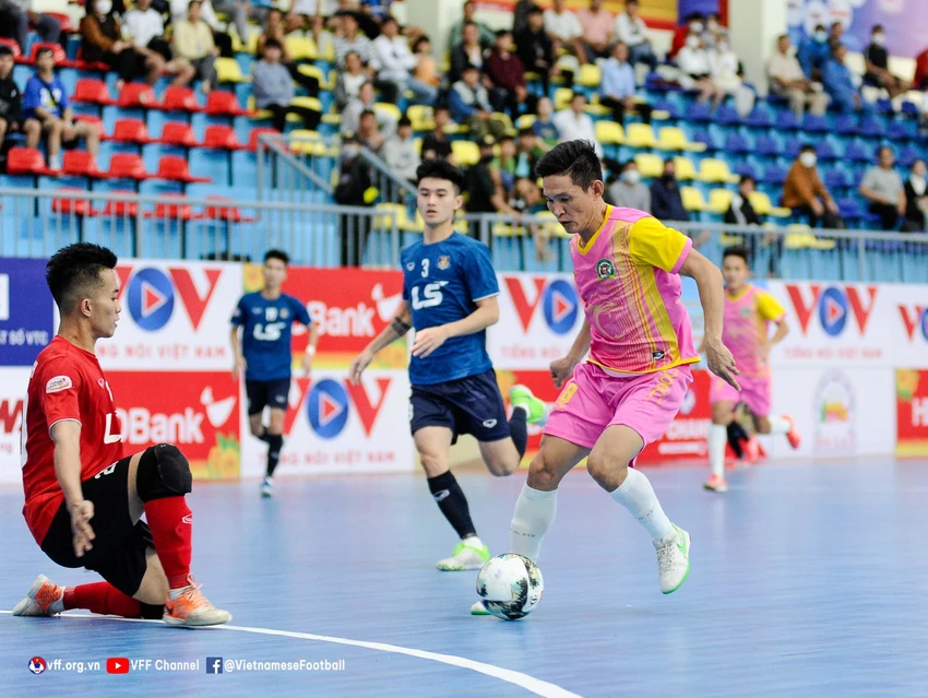 Thái Sơn Bắc (áo xanh) thua Sài Gòn FC 0-3 ở lượt cuối cũng là bất ngờ. Ảnh: VOV Thái Sơn Bắc (áo xanh) thua Sài Gòn FC 0-3 ở lượt cuối cũng là bất ngờ. Ảnh: VOV