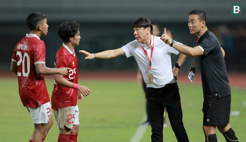 Dẫn dắt U-19 Indonesia đá sân nhà, không lý do gì ông Shin không thể đòi nợ được. Chiến lược gia Hàn Quốc có đủ "thiên thời, địa lợi, nhân hòa" cho cuộc chạm trán với Thái Lan tối nay. Sân Patriot Candrabhaga sẽ chật kín 32 ngàn khán giả là "cầu thủ thứ 12" của Indonesia. Ronaldo "phiên bản Indonesia" đã có bàn thắng trong trận thắng đậm Brunei 7-0. Còn Hokky Caraka đã có cú poker (4 bàn) vào lưới Brunei. Marcelino cũng là ngôi sao sáng của U-19 Indonesia. Các học trò U-19 Indonesia phải giúp ông thầy Hàn đánh bại đội nhất bảng A Thái Lan.