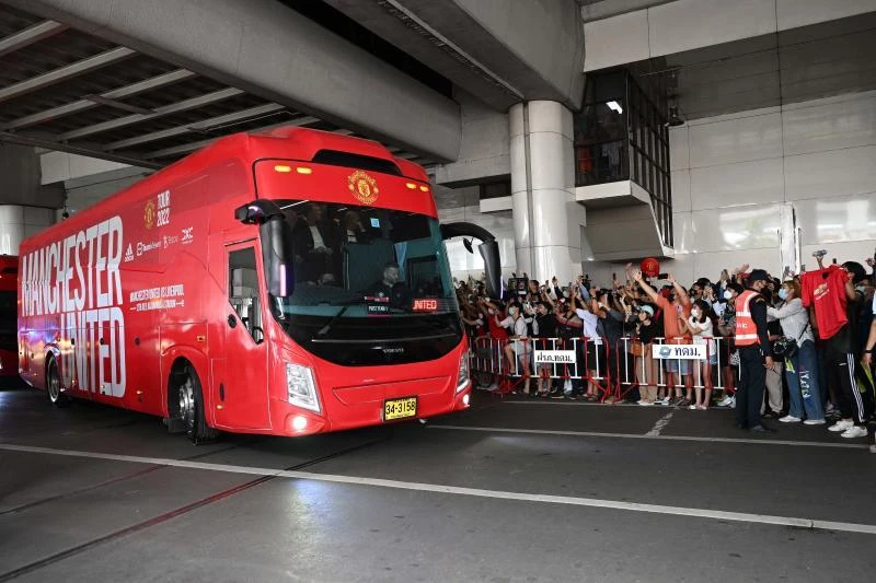 Chiếc buýt chở toàn đội MU về khách sạn chờ 20 giờ ngày 12-7 MU đá với Liverpool trên sân quốc gia Rajamangala.