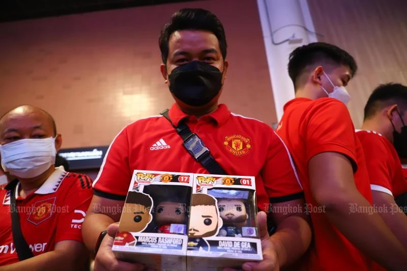 Những "thú nhồi bông" hình Marcus Rashford. Fan Thái của Quỷ đỏ có rất nhiều sinh viên và học sinh. Fan Thái có dịp thổ lộ tình yêu với thần tượng của mình. Các cầu thủ MU tại sân bay. Tân thuyền trưởng MU Ten Hag có chuyến đi xa. Các cầu thủ MU rất lạ lẫm với...Phương Đông chăng? Ký tặng fan hâm mộ. Buồn cho fan Thái khi CR7 không theo MU đến Bangkok vì lý do gia đình.