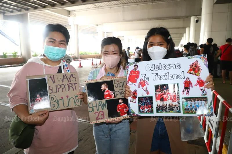 Fan Thái có dịp thổ lộ tình yêu với thần tượng của mình. Các cầu thủ MU tại sân bay. Tân thuyền trưởng MU Ten Hag có chuyến đi xa. Các cầu thủ MU rất lạ lẫm với...Phương Đông chăng? Ký tặng fan hâm mộ. Buồn cho fan Thái khi CR7 không theo MU đến Bangkok vì lý do gia đình.