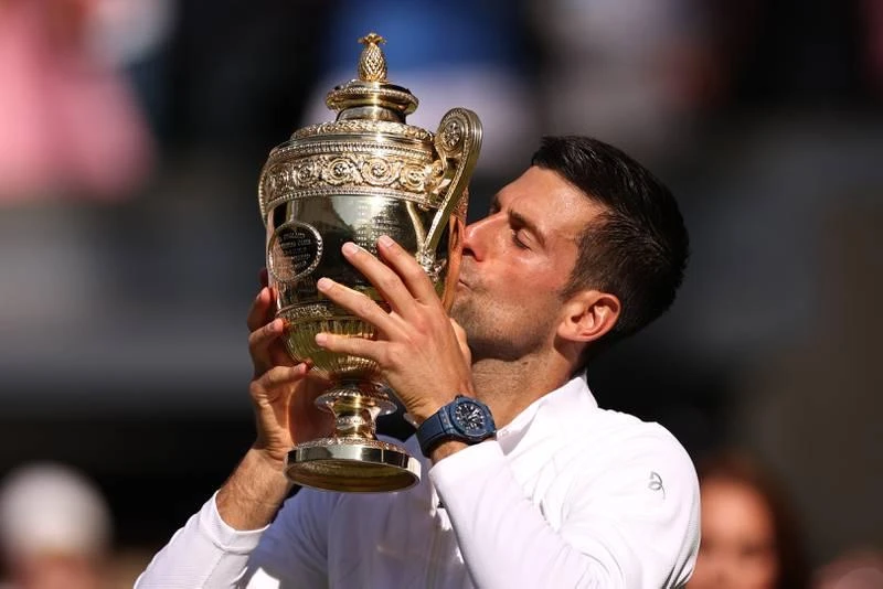 Chỉ thua Federer một danh hiệu trên mặt sân cỏ này, nên Djokovic vẫn chưa được gọi là... "Vua mặt sân cỏ", nhưng Djokovic thì chơi sân nào cũng tốt. Ảnh: Getty. Nick Kyrgios lợi thế khi thắng séc đầu. Ảnh: Getty Ngôi á quân Wimbledon đã là kỳ tích của tay vợt Úc này. Ảnh: Getty Công nương xứ Cambridge trao cúp vô địch cho Djokovic. Ảnh: Getty Danh sách 8 tay vợt sở hữu nhiều Grand Slam nhất: 1- Nadal (Tây Ban Nha, 22 lần), 2: Djokovic (Serbia, 21 lần), 3: Roger Federer (Thụy Điển, 20 lần), 4: Pete Sampras (Mỹ, 14 lần), 5: Roy Emerson (Úc, 12 lần), 6: Rod Liver (Úc, 11 lần), 7: Bjorn Borg (Thụy Điển, 11 lần), Bill Tildon (Mỹ, 10 lần).