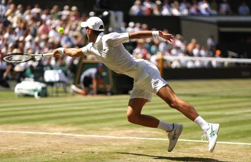 Djokovic đang "phả hơi nóng vào gáy"'ông anh Federer đang nắm kỷ lục vô địch Wimbledon là 8 lần. Ảnh: Getty. Djokovic cũng đang "phả hơi nóng" sau gáy Nadal khi có 21 danh hiệu Grand Slam, còn Nadal có 22. Ảnh: Getty Chỉ thua Federer một danh hiệu trên mặt sân cỏ này, nên Djokovic vẫn chưa được gọi là... "Vua mặt sân cỏ", nhưng Djokovic thì chơi sân nào cũng tốt. Ảnh: Getty. Nick Kyrgios lợi thế khi thắng séc đầu. Ảnh: Getty Ngôi á quân Wimbledon đã là kỳ tích của tay vợt Úc này. Ảnh: Getty Công nương xứ Cambridge trao cúp vô địch cho Djokovic. Ảnh: Getty Danh sách 8 tay vợt sở hữu nhiều Grand Slam nhất: 1- Nadal (Tây Ban Nha, 22 lần), 2: Djokovic (Serbia, 21 lần), 3: Roger Federer (Thụy Điển, 20 lần), 4: Pete Sampras (Mỹ, 14 lần), 5: Roy Emerson (Úc, 12 lần), 6: Rod Liver (Úc, 11 lần), 7: Bjorn Borg (Thụy Điển, 11 lần), Bill Tildon (Mỹ, 10 lần).