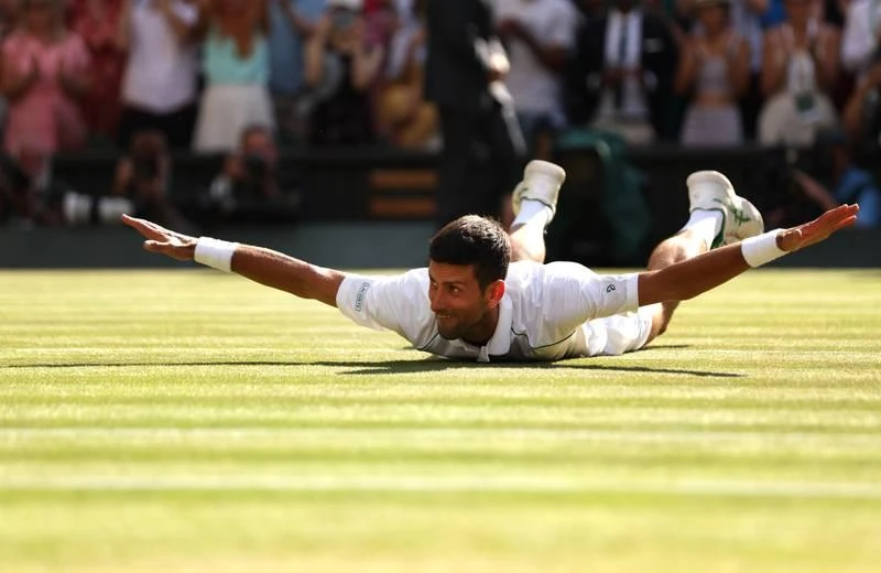 Trong 7 danh hiệu Wimbledon của Djokovic có bốn danh hiệu liên tiếp. Trước đó 3 tay vợt thực hiện được điều này gồm Federer, Sampras và Bjorn Borg. Ảnh: Getty Djokovic đang "phả hơi nóng vào gáy"'ông anh Federer đang nắm kỷ lục vô địch Wimbledon là 8 lần. Ảnh: Getty. Djokovic cũng đang "phả hơi nóng" sau gáy Nadal khi có 21 danh hiệu Grand Slam, còn Nadal có 22. Ảnh: Getty Chỉ thua Federer một danh hiệu trên mặt sân cỏ này, nên Djokovic vẫn chưa được gọi là... "Vua mặt sân cỏ", nhưng Djokovic thì chơi sân nào cũng tốt. Ảnh: Getty. Nick Kyrgios lợi thế khi thắng séc đầu. Ảnh: Getty Ngôi á quân Wimbledon đã là kỳ tích của tay vợt Úc này. Ảnh: Getty Công nương xứ Cambridge trao cúp vô địch cho Djokovic. Ảnh: Getty Danh sách 8 tay vợt sở hữu nhiều Grand Slam nhất: 1- Nadal (Tây Ban Nha, 22 lần), 2: Djokovic (Serbia, 21 lần), 3: Roger Federer (Thụy Điển, 20 lần), 4: Pete Sampras (Mỹ, 14 lần), 5: Roy Emerson (Úc, 12 lần), 6: Rod Liver (Úc, 11 lần), 7: Bjorn Borg (Thụy Điển, 11 lần), Bill Tildon (Mỹ, 10 lần).