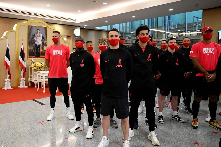 Các cầu thủ Liverpool tuân thủ quy tắc an toàn mùa dịch COVID-19. Đội trưởng Miner của Liverpool. Hàng ngàn fan Liverpool chờ Liverpool ở sân bay. Trước đó một ngày, sân bay Shuvanabhumi cũng náo nhiệt khi MU đến.