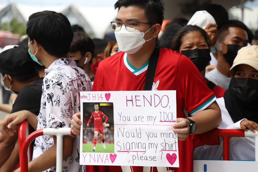 Cách xin chữ ký thần tượng của fan Thái rất lịch sự và tha thiết. Các cầu thủ Liverpool tuân thủ quy tắc an toàn mùa dịch COVID-19. Đội trưởng Miner của Liverpool. Hàng ngàn fan Liverpool chờ Liverpool ở sân bay. Trước đó một ngày, sân bay Shuvanabhumi cũng náo nhiệt khi MU đến.