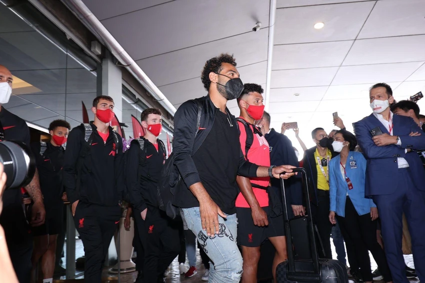 Các cầu thủ Liverpool rời sân bay. Cách xin chữ ký thần tượng của fan Thái rất lịch sự và tha thiết. Các cầu thủ Liverpool tuân thủ quy tắc an toàn mùa dịch COVID-19. Đội trưởng Miner của Liverpool. Hàng ngàn fan Liverpool chờ Liverpool ở sân bay. Trước đó một ngày, sân bay Shuvanabhumi cũng náo nhiệt khi MU đến.