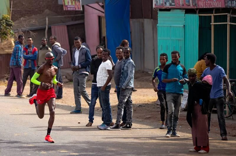 Farah trong một lần tham gia Marathon ở châu Phi. Ảnh: Getty Một lần nhận tấm séc giải thưởng cho việc phá kỷ lục Anh. Ảnh: Getty Farah năm nay đã 39 tuổi...nhưng vẫn chạy tốt ở cự ly Marathon. Ảnh: Getty Farah trong một lần tham gia Marathon ở châu Phi. Ảnh: Getty Một lần nhận tấm séc giải thưởng cho việc phá kỷ lục Anh. Ảnh: Getty Farah năm nay đã 39 tuổi...nhưng vẫn chạy tốt ở cự ly Marathon. Ảnh: Getty