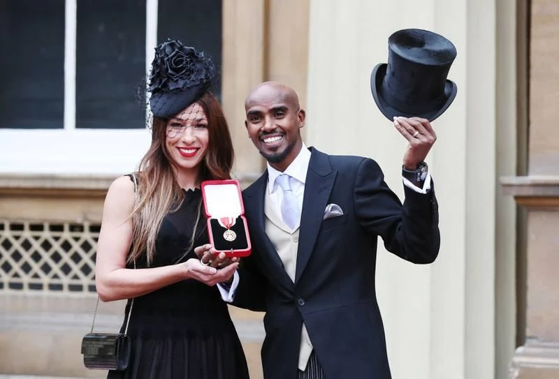 Farah có cô vợ Anh gốc Nga tên Tania. Ảnh: Getty Farah và các con của mình. Ảnh: Getty Farah trong một lần tham gia Marathon ở châu Phi. Ảnh: Getty Một lần nhận tấm séc giải thưởng cho việc phá kỷ lục Anh. Ảnh: Getty Farah năm nay đã 39 tuổi...nhưng vẫn chạy tốt ở cự ly Marathon. Ảnh: Getty Farah có cô vợ Anh gốc Nga tên Tania. Ảnh: Getty Farah và các con của mình. Ảnh: Getty Farah trong một lần tham gia Marathon ở châu Phi. Ảnh: Getty Một lần nhận tấm séc giải thưởng cho việc phá kỷ lục Anh. Ảnh: Getty Farah năm nay đã 39 tuổi...nhưng vẫn chạy tốt ở cự ly Marathon. Ảnh: Getty