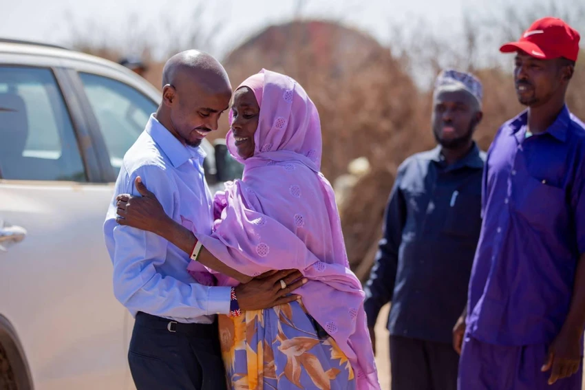 Mẹ của Farah, bà Aisha, cảnh thực được đưa vào phim tài liệu. Ảnh: Getty Farah có cô vợ Anh gốc Nga tên Tania. Ảnh: Getty Farah và các con của mình. Ảnh: Getty Farah trong một lần tham gia Marathon ở châu Phi. Ảnh: Getty Một lần nhận tấm séc giải thưởng cho việc phá kỷ lục Anh. Ảnh: Getty Farah năm nay đã 39 tuổi...nhưng vẫn chạy tốt ở cự ly Marathon. Ảnh: Getty Mẹ của Farah, bà Aisha, cảnh thực được đưa vào phim tài liệu. Ảnh: Getty Farah có cô vợ Anh gốc Nga tên Tania. Ảnh: Getty Farah và các con của mình. Ảnh: Getty Farah trong một lần tham gia Marathon ở châu Phi. Ảnh: Getty Một lần nhận tấm séc giải thưởng cho việc phá kỷ lục Anh. Ảnh: Getty Farah năm nay đã 39 tuổi...nhưng vẫn chạy tốt ở cự ly Marathon. Ảnh: Getty
