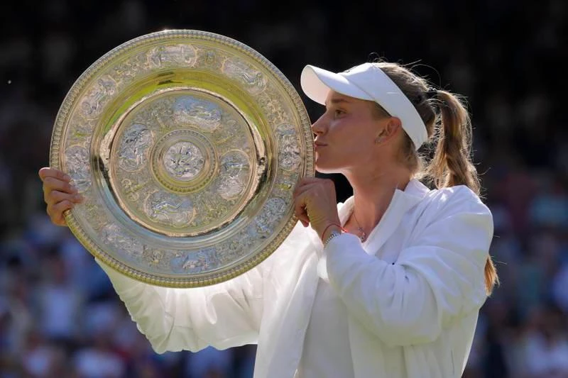 Elena Rubakina cùng chiếc cúp vô địch đơn nữ Wimbledon 2022. Ảnh: Getty