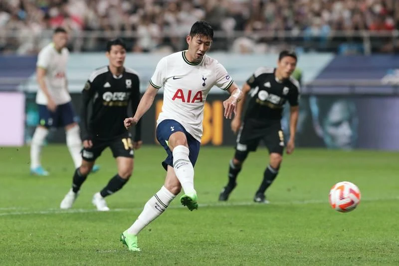 Trong số hai bàn thắng của Son ghi vào lưới K-League XI có một bàn từ chấm 11m. Ảnh: Getty Tân binh Richarlison, Vua phá lưới Olympic Tokyo về Tottenham giá 40 triệu euro nhưng đang chịu áp lực cực lớn. Gặp kèo dưới K-League XI, Richarlison không ghi được bàn nào. Ảnh: Getty Harry Kane góp công trong chiến thắng 6-3 của đội bóng Anh. Ảnh: Getty Các ngôi sao K-League XI (có cả ngoại binh hành nghề tại giải) ghi bàn vào lưới Tottenham là...sướng bất kể thua không hề nhẹ. Ảnh: Getty ...Nhờ "giỏi" tiếng Hàn, Son Heumg-min được HLV Conte chỉ định họp báo cùng mình. Ảnh: Getty Buổi tập của Tottenham trên sân Seoul World Cup 2002 có hàng ngàn fan Hàn đến xem. Ảnh: Getty. Sáu bàn của Tottenham do Son và Harry Kane đều có cú đúp, Dier một bàn và Jin Hyuk-kim đá phản lưới nhà. Ảnh: Getty