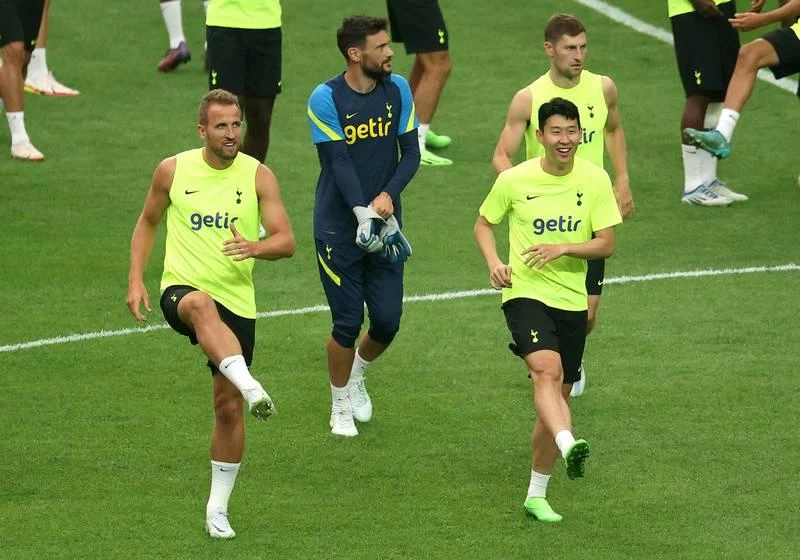 Buổi tập của Tottenham trên sân Seoul World Cup 2002 có hàng ngàn fan Hàn đến xem. Ảnh: Getty. Sáu bàn của Tottenham do Son và Harry Kane đều có cú đúp, Dier một bàn và Jin Hyuk-kim đá phản lưới nhà. Ảnh: Getty