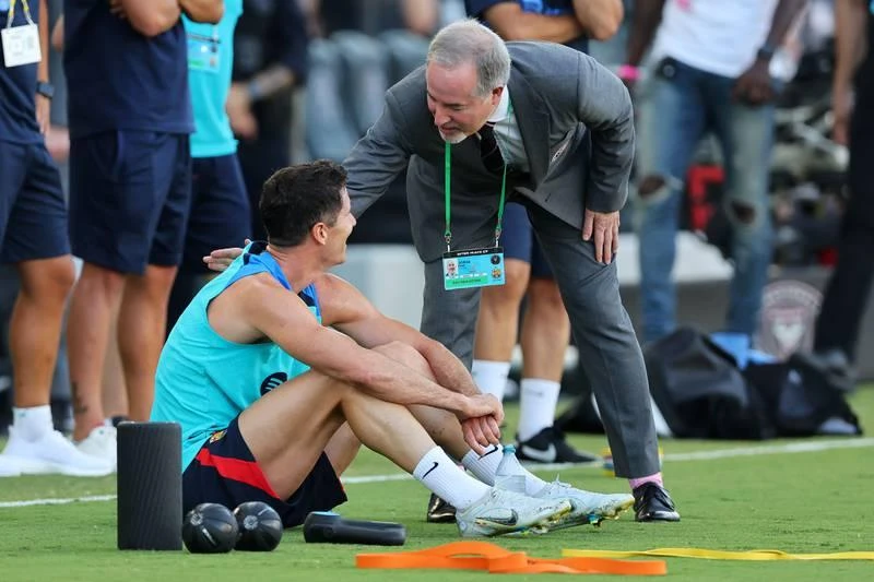 Jorge Mas, đồng chủ tịch CLB Inter Miami cùng Beckham hỏi Robert Lewandowski:"Này Rob, cậu có biết tiếng Tây Ban Nha không?!" .Lewandowski....cười và không hiểu gì. ...Này Rob! Cậu có thể không hiểu tiếng Tây Ban Nha, không ăn thua, nhưng "ngôn ngữ bóng là ngôn ngữ chung mà! Gonzalo Higuain của Inter Miami - Cậu biết tiếng Tây Ban Nha chứ? Jorge Mas, đồng chủ tịch CLB Inter Miami cùng Beckham hỏi Robert Lewandowski:"Này Rob, cậu có biết tiếng Tây Ban Nha không?!" .Lewandowski....cười và không hiểu gì. ...Này Rob! Cậu có thể không hiểu tiếng Tây Ban Nha, không ăn thua, nhưng "ngôn ngữ bóng là ngôn ngữ chung mà! Gonzalo Higuain của Inter Miami - Cậu biết tiếng Tây Ban Nha chứ?