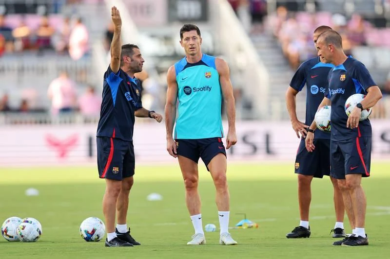 "Chưa hiểu lắm ý anh muốn truyền đạt là gì?! - Lewandowski nói. "Chưa hiểu lắm ý anh muốn truyền đạt là gì?! - Lewandowski nói.