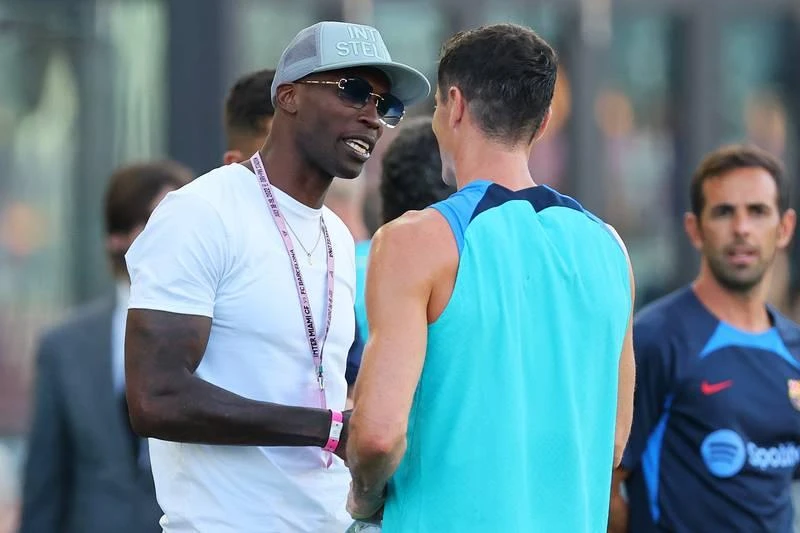 ...Tại Miami, Robert Lewandowski được cựu sao Chad Johnson của giải nhà nghề Mỹ hỏi chuyện. Jorge Mas, đồng chủ tịch CLB Inter Miami cùng Beckham hỏi Robert Lewandowski:"Này Rob, cậu có biết tiếng Tây Ban Nha không?!" .Lewandowski....cười và không hiểu gì. ...Này Rob! Cậu có thể không hiểu tiếng Tây Ban Nha, không ăn thua, nhưng "ngôn ngữ bóng là ngôn ngữ chung mà! Gonzalo Higuain của Inter Miami - Cậu biết tiếng Tây Ban Nha chứ? ...Tại Miami, Robert Lewandowski được cựu sao Chad Johnson của giải nhà nghề Mỹ hỏi chuyện. Jorge Mas, đồng chủ tịch CLB Inter Miami cùng Beckham hỏi Robert Lewandowski:"Này Rob, cậu có biết tiếng Tây Ban Nha không?!" .Lewandowski....cười và không hiểu gì. ...Này Rob! Cậu có thể không hiểu tiếng Tây Ban Nha, không ăn thua, nhưng "ngôn ngữ bóng là ngôn ngữ chung mà! Gonzalo Higuain của Inter Miami - Cậu biết tiếng Tây Ban Nha chứ?