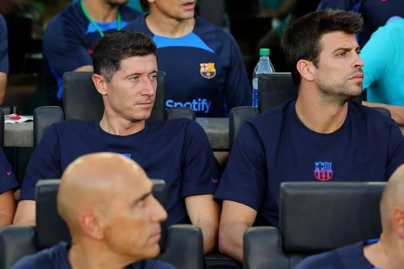 ...Rồi lên khán đài ngồi cùng Gerald Pique cho lành. ...Rồi lên khán đài ngồi cùng Gerald Pique cho lành.