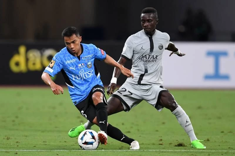"Messi Thái" - Chanathip trong một nỗ lực đi bóng để ghi bàn. ...Cuối cùng Yamamura cũng ghi bàn danh dự cho Kawasaki Frontole phút 84 rút ngắn tỉ số còn 1-2. Sergio Ramos chia vui bàn thắng cùng Messi. Neymar cũng là "tay đóng kịch" thuộc bậc thượng thừa của bóng đá thế giới. "Đứa con thần gió" Mbappe chưa ghi bàn. Các hậu vệ Kawasaki Frontole chơi rất quyết liệt. Hậu vệ Kento, tuyển thủ Nhật trong màu áo Frontole đeo bám Messi. Nếu dứt điểm tốt hơn, Messi đã có hơn một bàn thắng. Thủ môn của Kawasaki Frontole là Jung Sung-ryong, người Hàn Quốc đối đầu với Mbappe. Hậu vệ Sintaro truy cản Neymar. Neymar cũng chưa thể ghi bàn ở trận đầu tiên trên đất Nhật. PSG đến Nhật 10 ngày, thi đấu ba trận, sau trận thắng Kawasaki Frontole 2-1, PSG sẽ gặp Urawa Red Diamonds tại Saitama ngày 23-7, sau đó đá trận cuối gặp Gamba Osaka tại Osaka ngày 25-7.