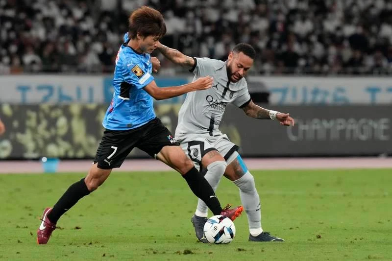 Hậu vệ Sintaro truy cản Neymar. Neymar cũng chưa thể ghi bàn ở trận đầu tiên trên đất Nhật. PSG đến Nhật 10 ngày, thi đấu ba trận, sau trận thắng Kawasaki Frontole 2-1, PSG sẽ gặp Urawa Red Diamonds tại Saitama ngày 23-7, sau đó đá trận cuối gặp Gamba Osaka tại Osaka ngày 25-7.