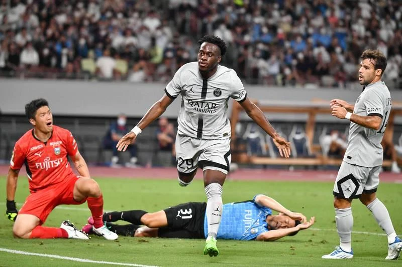 ...Sau đó Kalimuendo gia tăng cách biệt lên 2-0 cho đội bóng thủ đô nước Pháp. "Messi Thái" - Chanathip trong một nỗ lực đi bóng để ghi bàn. ...Cuối cùng Yamamura cũng ghi bàn danh dự cho Kawasaki Frontole phút 84 rút ngắn tỉ số còn 1-2. Sergio Ramos chia vui bàn thắng cùng Messi. Neymar cũng là "tay đóng kịch" thuộc bậc thượng thừa của bóng đá thế giới. "Đứa con thần gió" Mbappe chưa ghi bàn. Các hậu vệ Kawasaki Frontole chơi rất quyết liệt. Hậu vệ Kento, tuyển thủ Nhật trong màu áo Frontole đeo bám Messi. Nếu dứt điểm tốt hơn, Messi đã có hơn một bàn thắng. Thủ môn của Kawasaki Frontole là Jung Sung-ryong, người Hàn Quốc đối đầu với Mbappe. Hậu vệ Sintaro truy cản Neymar. Neymar cũng chưa thể ghi bàn ở trận đầu tiên trên đất Nhật. PSG đến Nhật 10 ngày, thi đấu ba trận, sau trận thắng Kawasaki Frontole 2-1, PSG sẽ gặp Urawa Red Diamonds tại Saitama ngày 23-7, sau đó đá trận cuối gặp Gamba Osaka tại Osaka ngày 25-7.