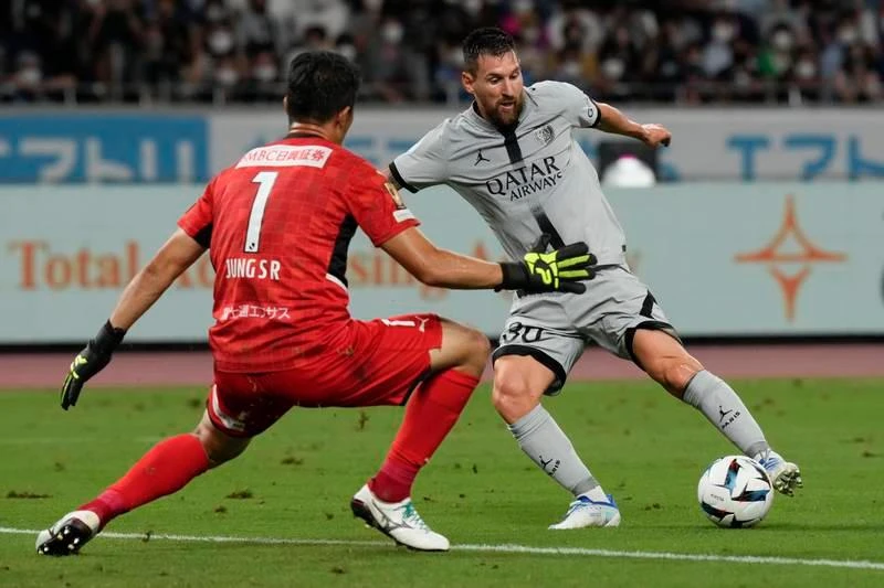 Messi "thật" mở điểm cho PSG ở phút 32. ...Sau đó Kalimuendo gia tăng cách biệt lên 2-0 cho đội bóng thủ đô nước Pháp. "Messi Thái" - Chanathip trong một nỗ lực đi bóng để ghi bàn. ...Cuối cùng Yamamura cũng ghi bàn danh dự cho Kawasaki Frontole phút 84 rút ngắn tỉ số còn 1-2. Sergio Ramos chia vui bàn thắng cùng Messi. Neymar cũng là "tay đóng kịch" thuộc bậc thượng thừa của bóng đá thế giới. "Đứa con thần gió" Mbappe chưa ghi bàn. Các hậu vệ Kawasaki Frontole chơi rất quyết liệt. Hậu vệ Kento, tuyển thủ Nhật trong màu áo Frontole đeo bám Messi. Nếu dứt điểm tốt hơn, Messi đã có hơn một bàn thắng. Thủ môn của Kawasaki Frontole là Jung Sung-ryong, người Hàn Quốc đối đầu với Mbappe. Hậu vệ Sintaro truy cản Neymar. Neymar cũng chưa thể ghi bàn ở trận đầu tiên trên đất Nhật. PSG đến Nhật 10 ngày, thi đấu ba trận, sau trận thắng Kawasaki Frontole 2-1, PSG sẽ gặp Urawa Red Diamonds tại Saitama ngày 23-7, sau đó đá trận cuối gặp Gamba Osaka tại Osaka ngày 25-7.