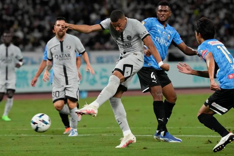 Trận đấu diễn ra trên sân vận động quốc gia Nhật ở Tokyo lúc 17 giờ 30 ngày 20-7. Hai Messi đối đầu nhau, "Messi Thái" đua theo Messi "thật". Messi "thật" mở điểm cho PSG ở phút 32. ...Sau đó Kalimuendo gia tăng cách biệt lên 2-0 cho đội bóng thủ đô nước Pháp. "Messi Thái" - Chanathip trong một nỗ lực đi bóng để ghi bàn. ...Cuối cùng Yamamura cũng ghi bàn danh dự cho Kawasaki Frontole phút 84 rút ngắn tỉ số còn 1-2. Sergio Ramos chia vui bàn thắng cùng Messi. Neymar cũng là "tay đóng kịch" thuộc bậc thượng thừa của bóng đá thế giới. "Đứa con thần gió" Mbappe chưa ghi bàn. Các hậu vệ Kawasaki Frontole chơi rất quyết liệt. Hậu vệ Kento, tuyển thủ Nhật trong màu áo Frontole đeo bám Messi. Nếu dứt điểm tốt hơn, Messi đã có hơn một bàn thắng. Thủ môn của Kawasaki Frontole là Jung Sung-ryong, người Hàn Quốc đối đầu với Mbappe. Hậu vệ Sintaro truy cản Neymar. Neymar cũng chưa thể ghi bàn ở trận đầu tiên trên đất Nhật. PSG đến Nhật 10 ngày, thi đấu ba trận, sau trận thắng Kawasaki Frontole 2-1, PSG sẽ gặp Urawa Red Diamonds tại Saitama ngày 23-7, sau đó đá trận cuối gặp Gamba Osaka tại Osaka ngày 25-7.
