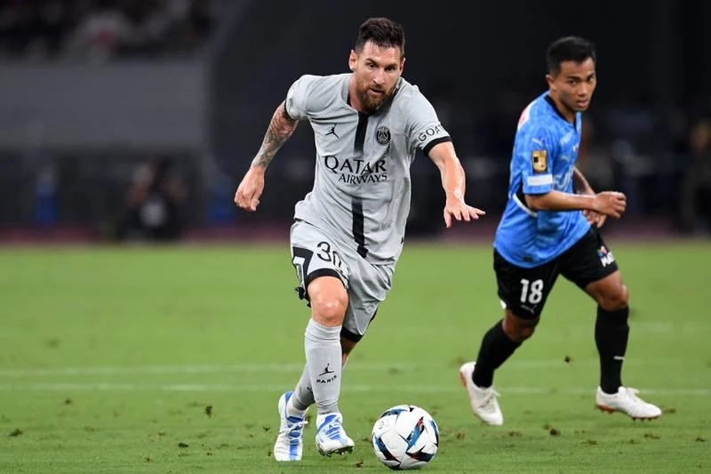 Hai Messi đối đầu nhau, "Messi Thái" đua theo Messi "thật". Messi "thật" mở điểm cho PSG ở phút 32. ...Sau đó Kalimuendo gia tăng cách biệt lên 2-0 cho đội bóng thủ đô nước Pháp. "Messi Thái" - Chanathip trong một nỗ lực đi bóng để ghi bàn. ...Cuối cùng Yamamura cũng ghi bàn danh dự cho Kawasaki Frontole phút 84 rút ngắn tỉ số còn 1-2. Sergio Ramos chia vui bàn thắng cùng Messi. Neymar cũng là "tay đóng kịch" thuộc bậc thượng thừa của bóng đá thế giới. "Đứa con thần gió" Mbappe chưa ghi bàn. Các hậu vệ Kawasaki Frontole chơi rất quyết liệt. Hậu vệ Kento, tuyển thủ Nhật trong màu áo Frontole đeo bám Messi. Nếu dứt điểm tốt hơn, Messi đã có hơn một bàn thắng. Thủ môn của Kawasaki Frontole là Jung Sung-ryong, người Hàn Quốc đối đầu với Mbappe. Hậu vệ Sintaro truy cản Neymar. Neymar cũng chưa thể ghi bàn ở trận đầu tiên trên đất Nhật. PSG đến Nhật 10 ngày, thi đấu ba trận, sau trận thắng Kawasaki Frontole 2-1, PSG sẽ gặp Urawa Red Diamonds tại Saitama ngày 23-7, sau đó đá trận cuối gặp Gamba Osaka tại Osaka ngày 25-7.