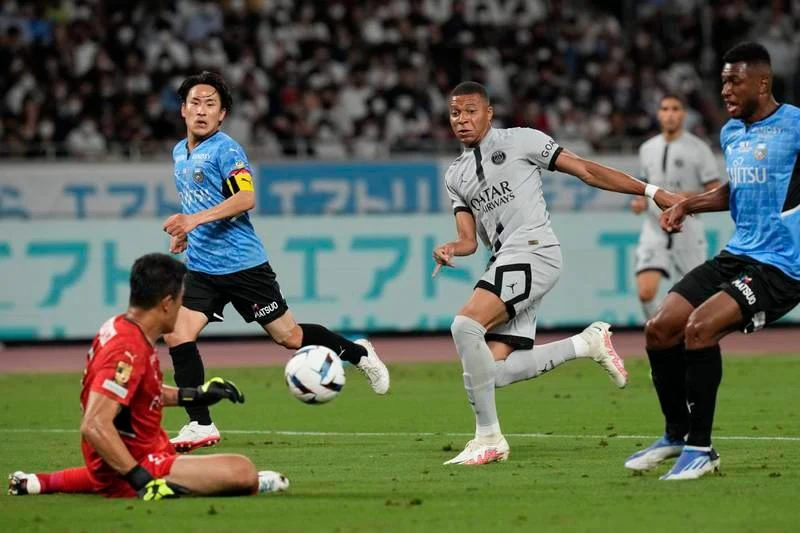 Thủ môn của Kawasaki Frontole là Jung Sung-ryong, người Hàn Quốc đối đầu với Mbappe. Hậu vệ Sintaro truy cản Neymar. Neymar cũng chưa thể ghi bàn ở trận đầu tiên trên đất Nhật. PSG đến Nhật 10 ngày, thi đấu ba trận, sau trận thắng Kawasaki Frontole 2-1, PSG sẽ gặp Urawa Red Diamonds tại Saitama ngày 23-7, sau đó đá trận cuối gặp Gamba Osaka tại Osaka ngày 25-7.