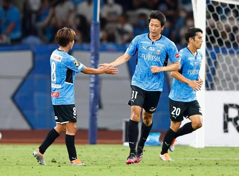 ...Cuối cùng Yamamura cũng ghi bàn danh dự cho Kawasaki Frontole phút 84 rút ngắn tỉ số còn 1-2. Sergio Ramos chia vui bàn thắng cùng Messi. Neymar cũng là "tay đóng kịch" thuộc bậc thượng thừa của bóng đá thế giới. "Đứa con thần gió" Mbappe chưa ghi bàn. Các hậu vệ Kawasaki Frontole chơi rất quyết liệt. Hậu vệ Kento, tuyển thủ Nhật trong màu áo Frontole đeo bám Messi. Nếu dứt điểm tốt hơn, Messi đã có hơn một bàn thắng. Thủ môn của Kawasaki Frontole là Jung Sung-ryong, người Hàn Quốc đối đầu với Mbappe. Hậu vệ Sintaro truy cản Neymar. Neymar cũng chưa thể ghi bàn ở trận đầu tiên trên đất Nhật. PSG đến Nhật 10 ngày, thi đấu ba trận, sau trận thắng Kawasaki Frontole 2-1, PSG sẽ gặp Urawa Red Diamonds tại Saitama ngày 23-7, sau đó đá trận cuối gặp Gamba Osaka tại Osaka ngày 25-7.