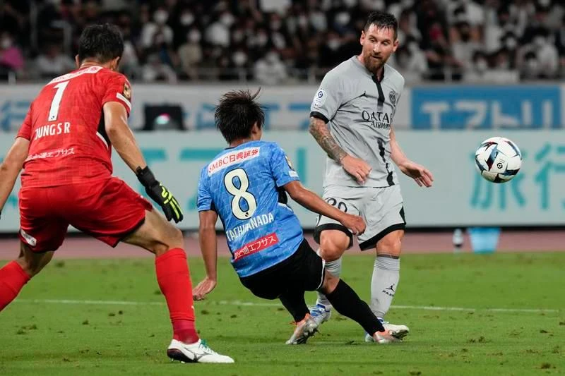 Nếu dứt điểm tốt hơn, Messi đã có hơn một bàn thắng. Thủ môn của Kawasaki Frontole là Jung Sung-ryong, người Hàn Quốc đối đầu với Mbappe. Hậu vệ Sintaro truy cản Neymar. Neymar cũng chưa thể ghi bàn ở trận đầu tiên trên đất Nhật. PSG đến Nhật 10 ngày, thi đấu ba trận, sau trận thắng Kawasaki Frontole 2-1, PSG sẽ gặp Urawa Red Diamonds tại Saitama ngày 23-7, sau đó đá trận cuối gặp Gamba Osaka tại Osaka ngày 25-7.