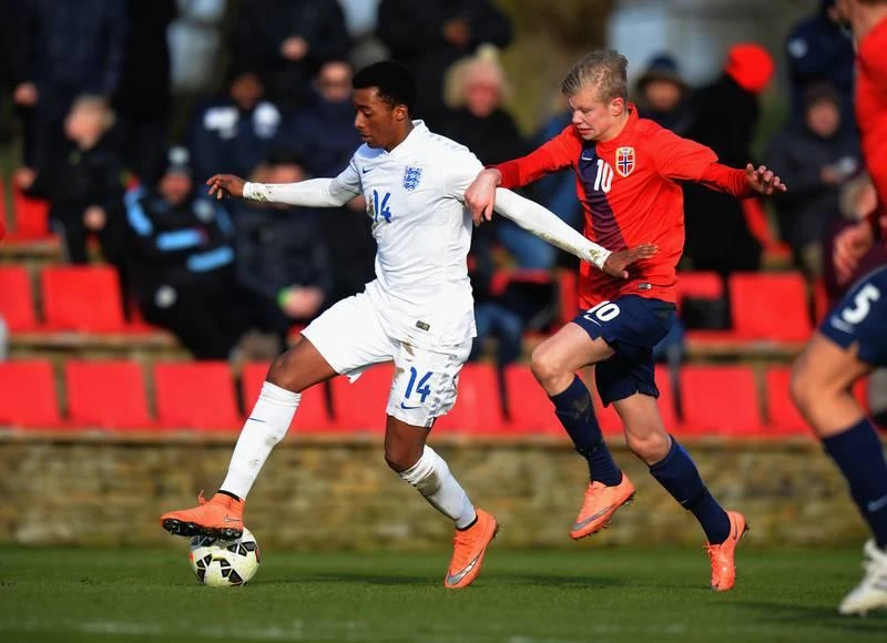Thời khoác áo U-16 Na Uy đá giao hữu với U-16 Anh. ...Và với Phil Foden sau trận tứ kết Champions League ngày 6-4-2021 như một cuộc hẹn "Chúng ta sẽ là đồng đội của nhau". ...Ghi bàn cho tuyển Na Uy. Cầm chai nước uống... cũng điệu và làm duyên. ... Bóng đá vốn là niềm đam mê và tận hưởng. Ghi bàn hay không không quan trọng... ...Nhưng bản năng "sát thủ" là luôn hiện diện. Buổi giao tiếp với fan Man. City.