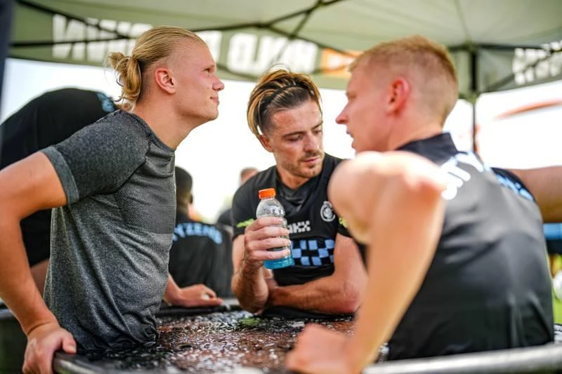 ...Cùng với đồng đội mới Zinchenko và Grealish. Chia tay khán giả Dortmund và đồng đội. ...Cùng đồng nghiệp nữ Alexandra của tuyển Na Uy. Thời khoác áo U-16 Na Uy đá giao hữu với U-16 Anh. ...Và với Phil Foden sau trận tứ kết Champions League ngày 6-4-2021 như một cuộc hẹn "Chúng ta sẽ là đồng đội của nhau". ...Ghi bàn cho tuyển Na Uy. Cầm chai nước uống... cũng điệu và làm duyên. ... Bóng đá vốn là niềm đam mê và tận hưởng. Ghi bàn hay không không quan trọng... ...Nhưng bản năng "sát thủ" là luôn hiện diện. Buổi giao tiếp với fan Man. City.