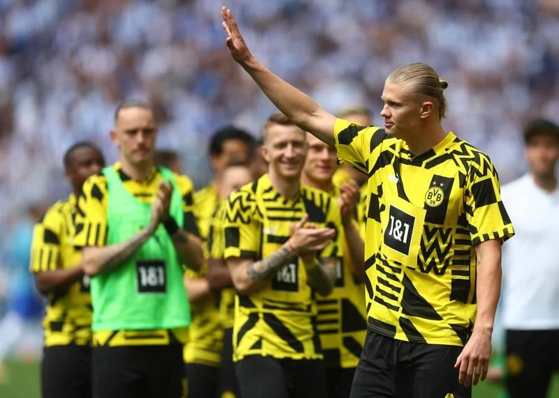 Chia tay khán giả Dortmund và đồng đội. ...Cùng đồng nghiệp nữ Alexandra của tuyển Na Uy. Thời khoác áo U-16 Na Uy đá giao hữu với U-16 Anh. ...Và với Phil Foden sau trận tứ kết Champions League ngày 6-4-2021 như một cuộc hẹn "Chúng ta sẽ là đồng đội của nhau". ...Ghi bàn cho tuyển Na Uy. Cầm chai nước uống... cũng điệu và làm duyên. ... Bóng đá vốn là niềm đam mê và tận hưởng. Ghi bàn hay không không quan trọng... ...Nhưng bản năng "sát thủ" là luôn hiện diện. Buổi giao tiếp với fan Man. City.