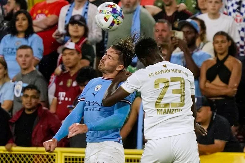Grealish "không chiến" với hậu vệ Nianzou của Bayern. Các sân bóng Mỹ mùa hè này chào đón những Bayern, Man. City, Barcelona, Real Madrid... Haaland ghi bàn duy nhất trận giúp Man. City thắng "Hùm xám" 1-0. Nếu còn khoác áo Borussia Dortmund, Haaland và đồng đội dễ gì đánh bại "Hùm xám" Bayern.