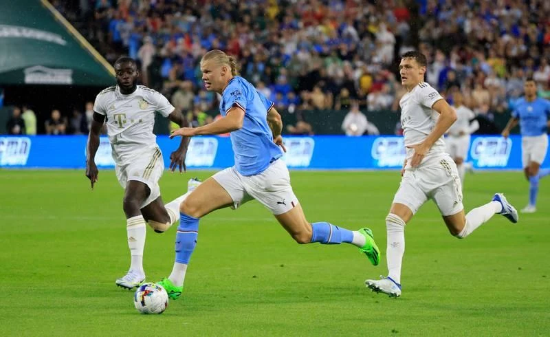 Haaland có nguồn sức khỏe và sức bật được đánh giá không thua gì Ronaldo. Julian Alvarez đi bóng qua Paul Wanner. Haaland chào khán giả trên sân Lambeau. Mùa hè này hàng loạt ông lớn châu Âu đến Mỹ để đá giao hữu với nhau. Grealish "không chiến" với hậu vệ Nianzou của Bayern. Các sân bóng Mỹ mùa hè này chào đón những Bayern, Man. City, Barcelona, Real Madrid... Haaland ghi bàn duy nhất trận giúp Man. City thắng "Hùm xám" 1-0. Nếu còn khoác áo Borussia Dortmund, Haaland và đồng đội dễ gì đánh bại "Hùm xám" Bayern.