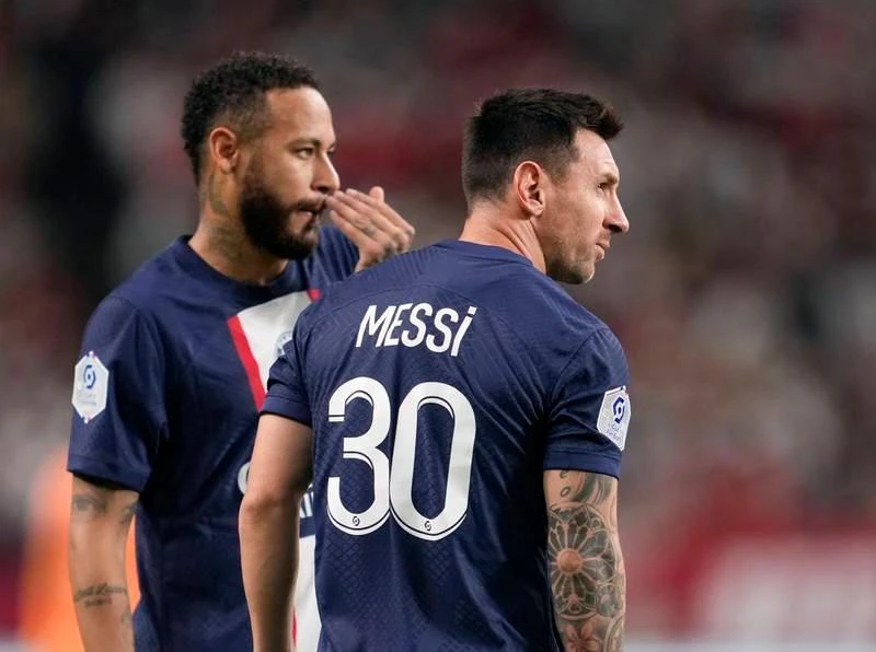 Trận đầu Messi góp một bàn, trận thứ Messi không thể ghi bàn, còn Neymar thì hai trận vẫn chưa chịu ghi bàn. Riêng Kalimuendo qua hai trận góp hai bàn. Neymar đang....rất tệ. ...Thế nhưng khi ngồi dự bị Neymar vẫn vui nhất. Neymar vào sân thay cho Mbappe khi cầu thủ này đã hoàn thành việc ghi bàn. Trận thắng Urawa Red Diamonds, Messi ra sân từ ghế dự bị. "Những viên kim cương đỏ" mệt bở hơi tai với dàn sao thế giới đến từ Paris. Mbappe đua tốc độ với hậu vệ Urawa Red Diamonds. PSG ghi bàn dễ quá trên đất Nhật.