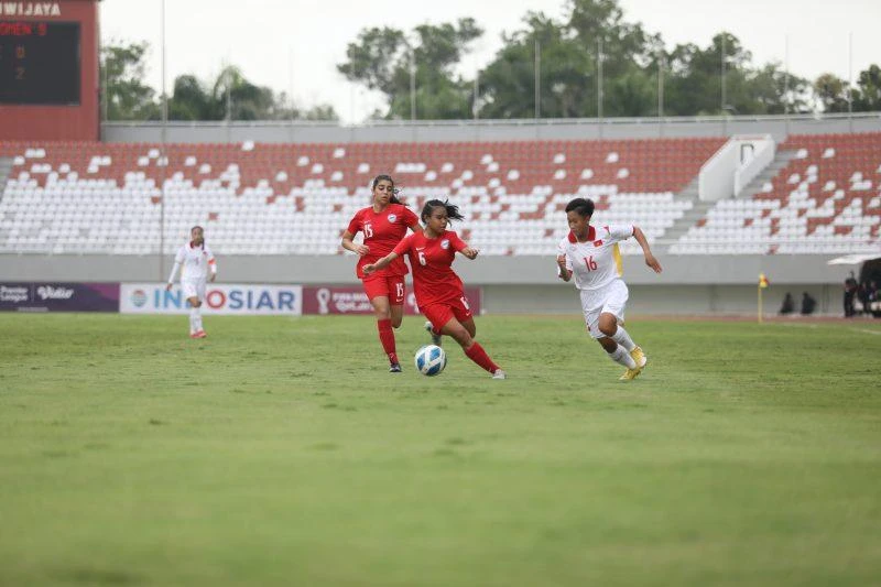 Singapore (đỏ) không phải đối thủ của VN tại giải U-18 Đông Nam Á. Ảnh: AFF Singapore (đỏ) không phải đối thủ của VN tại giải U-18 Đông Nam Á. Ảnh: AFF