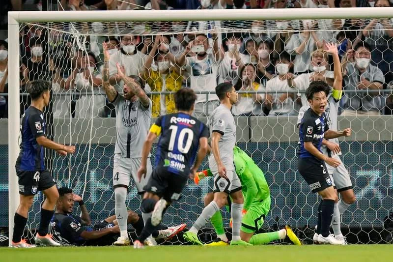 Kurokawa (áo xanh, bìa phải) ghi bàn cho Gamba Osaka. ...Thua đậm không ăn thua, cứ ghi bàn hạ thủ môn, cầu thủ xuất sắc nhất Euro 2020- Donnarumma là các cầu thủ Gamba Osaka...sướng. Messi trong vòng vây các hậu vệ Gamba Osaka. "Vua nằm sân" Neymar lại mang về quả pen cho PSG. Neymar nằm sân thì sắc diện...rất giống nhau là đau đớn và lăn lộn. Sau khi đâu vào đó là đứng lên chơi tiếp và ghi bàn. Mbappe cũng có bàn thắng từ chấm 11m. Thắng Gamba Osaka là trận thắng đậm nhất của PSG trong ba trận ở Nhật. Nuno Mendes cũng góp một bàn cho PSG.