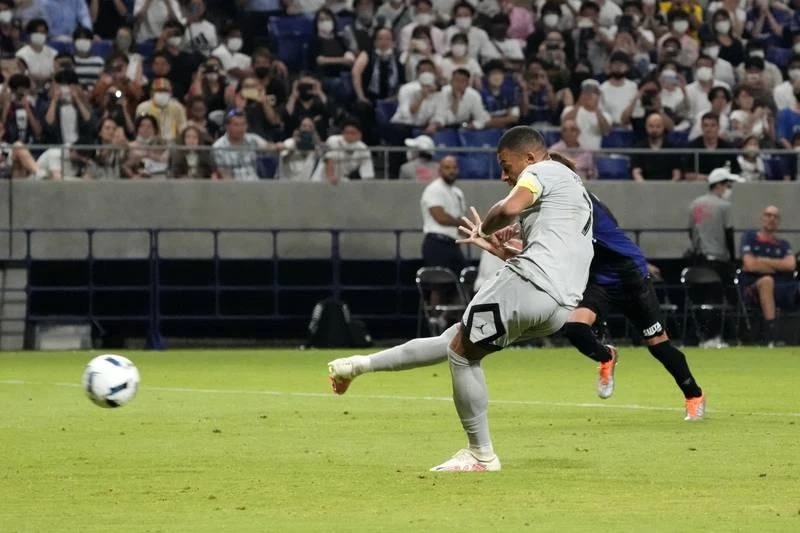 Khẩu pháo 3 nòng M-N-M (Messi, Neymar và Mbappe) đều mở hỏa lực. Kurokawa (áo xanh, bìa phải) ghi bàn cho Gamba Osaka. ...Thua đậm không ăn thua, cứ ghi bàn hạ thủ môn, cầu thủ xuất sắc nhất Euro 2020- Donnarumma là các cầu thủ Gamba Osaka...sướng. Messi trong vòng vây các hậu vệ Gamba Osaka. "Vua nằm sân" Neymar lại mang về quả pen cho PSG. Neymar nằm sân thì sắc diện...rất giống nhau là đau đớn và lăn lộn. Sau khi đâu vào đó là đứng lên chơi tiếp và ghi bàn. Mbappe cũng có bàn thắng từ chấm 11m. Thắng Gamba Osaka là trận thắng đậm nhất của PSG trong ba trận ở Nhật. Nuno Mendes cũng góp một bàn cho PSG.