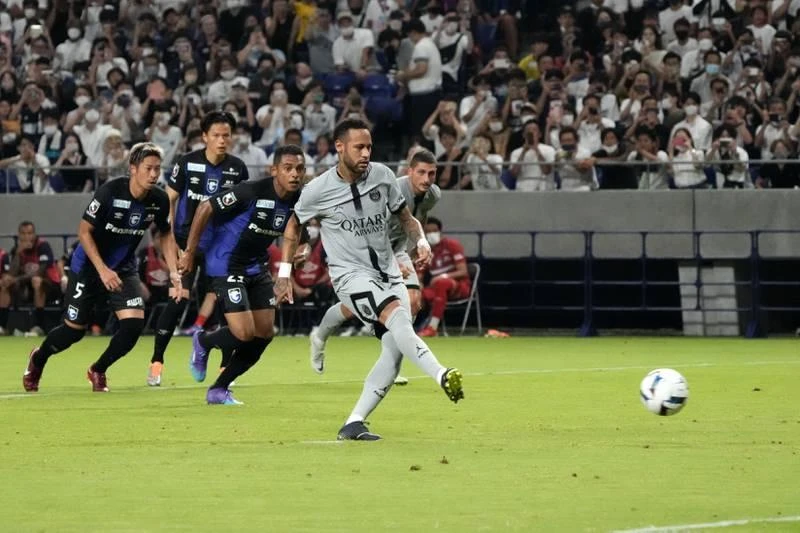 Cuối cùng rồi Neymar cũng ghi bàn từ chấm 11m sau hai trận trước "tịt ngòi". Messi là tác giả bàn thắng nâng tỉ số lên 2-0 cho PSG ở phút 39. Khẩu pháo 3 nòng M-N-M (Messi, Neymar và Mbappe) đều mở hỏa lực. Kurokawa (áo xanh, bìa phải) ghi bàn cho Gamba Osaka. ...Thua đậm không ăn thua, cứ ghi bàn hạ thủ môn, cầu thủ xuất sắc nhất Euro 2020- Donnarumma là các cầu thủ Gamba Osaka...sướng. Messi trong vòng vây các hậu vệ Gamba Osaka. "Vua nằm sân" Neymar lại mang về quả pen cho PSG. Neymar nằm sân thì sắc diện...rất giống nhau là đau đớn và lăn lộn. Sau khi đâu vào đó là đứng lên chơi tiếp và ghi bàn. Mbappe cũng có bàn thắng từ chấm 11m. Thắng Gamba Osaka là trận thắng đậm nhất của PSG trong ba trận ở Nhật. Nuno Mendes cũng góp một bàn cho PSG.