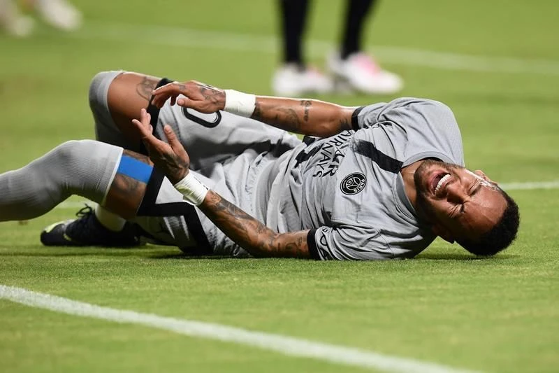 Neymar nằm sân thì sắc diện...rất giống nhau là đau đớn và lăn lộn. Sau khi đâu vào đó là đứng lên chơi tiếp và ghi bàn. Mbappe cũng có bàn thắng từ chấm 11m. Thắng Gamba Osaka là trận thắng đậm nhất của PSG trong ba trận ở Nhật. Nuno Mendes cũng góp một bàn cho PSG.
