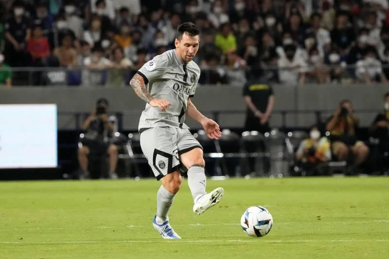 Messi là tác giả bàn thắng nâng tỉ số lên 2-0 cho PSG ở phút 39. Khẩu pháo 3 nòng M-N-M (Messi, Neymar và Mbappe) đều mở hỏa lực. Kurokawa (áo xanh, bìa phải) ghi bàn cho Gamba Osaka. ...Thua đậm không ăn thua, cứ ghi bàn hạ thủ môn, cầu thủ xuất sắc nhất Euro 2020- Donnarumma là các cầu thủ Gamba Osaka...sướng. Messi trong vòng vây các hậu vệ Gamba Osaka. "Vua nằm sân" Neymar lại mang về quả pen cho PSG. Neymar nằm sân thì sắc diện...rất giống nhau là đau đớn và lăn lộn. Sau khi đâu vào đó là đứng lên chơi tiếp và ghi bàn. Mbappe cũng có bàn thắng từ chấm 11m. Thắng Gamba Osaka là trận thắng đậm nhất của PSG trong ba trận ở Nhật. Nuno Mendes cũng góp một bàn cho PSG.