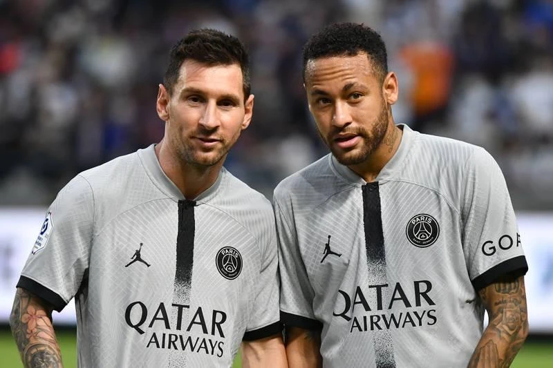 PSG hoàn thành tour du đấu ở Nhật, thắng Kawasaki Frontole 2-1, thắng Urawa Red Diamonds 3-0 và thắng Gamba Osaka 6-2. ...Sáng nay (26-7), PSG rời Nhật sang Tel Aviv của Israel để đá Siêu cúp Pháp với Nantes vào ngày 31-7.