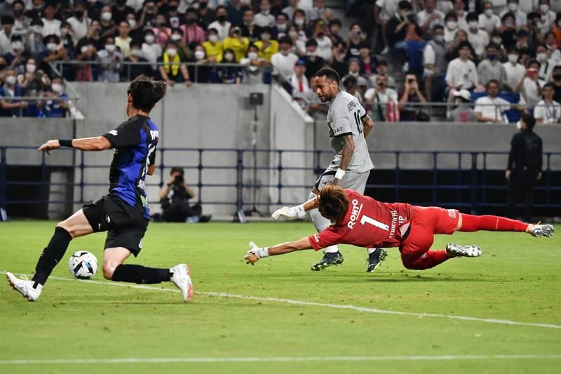 ...Rồi tiền đạo Brazil hoàn thành cú đúp cho riêng mình. Đến Nhật, Neymar tuyên bố với truyền thông là anh ở lại PSG chứ không đi đâu cả.