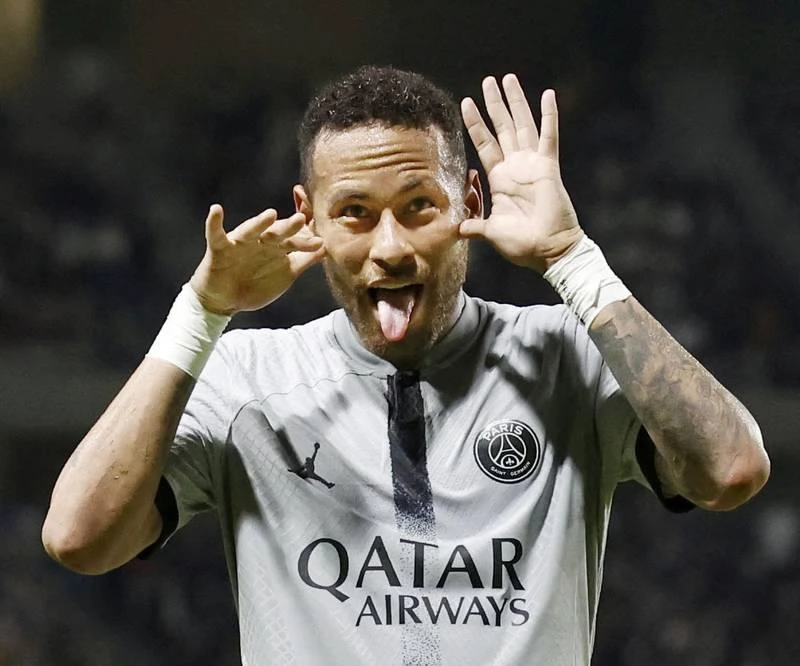 Đến Nhật, Neymar tuyên bố với truyền thông là anh ở lại PSG chứ không đi đâu cả.